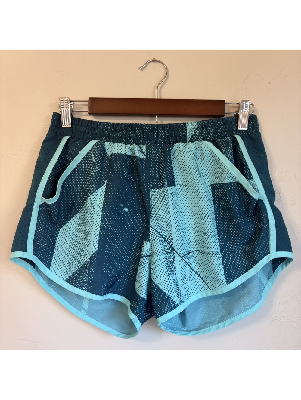 Under Armour HeatGear Loose Fit Athletic Shorts - Teal Geometric Print  Small